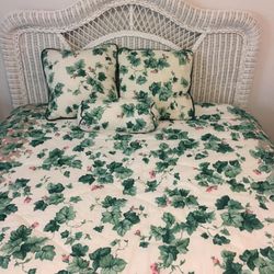 Beautiful Green And White  Ivey Plant With Pink Flowers Comforter Set...Size Full/Queen..Comes With 2 Pillow Shams And Comforter..Like NEW!