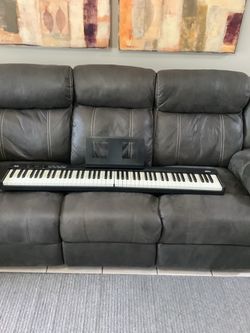 * EASTAR * EP-10 * PIANO IN LIKE NEW CONDITION . MUST BE SEEN TO FULLY APPRECIATE .