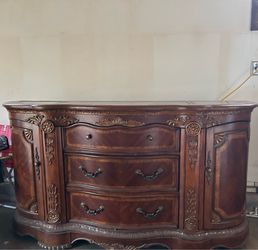 Dresser with mirror and 2 sets of nightstands ￼