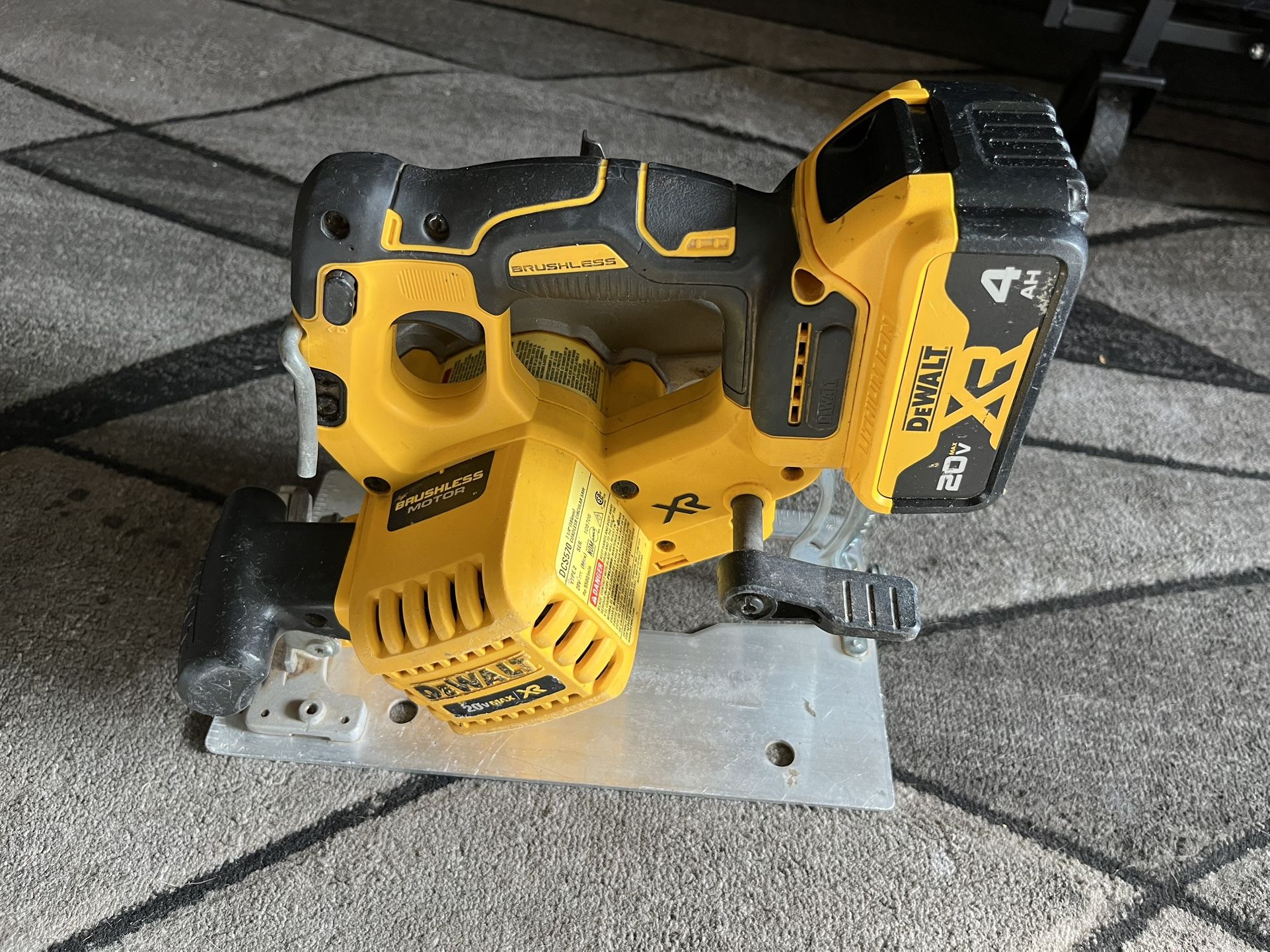 Dewalt Dcs 570 7 1/4 Skill saw W/ 4ah Battery