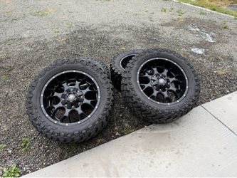 Set of 4 Mayhem Wheels 6x5.5 with Maxxis Razr MT 33x12.50R20 LT Tires