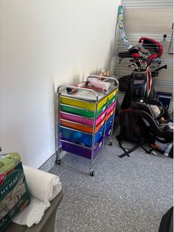 Storage unit with wheels
