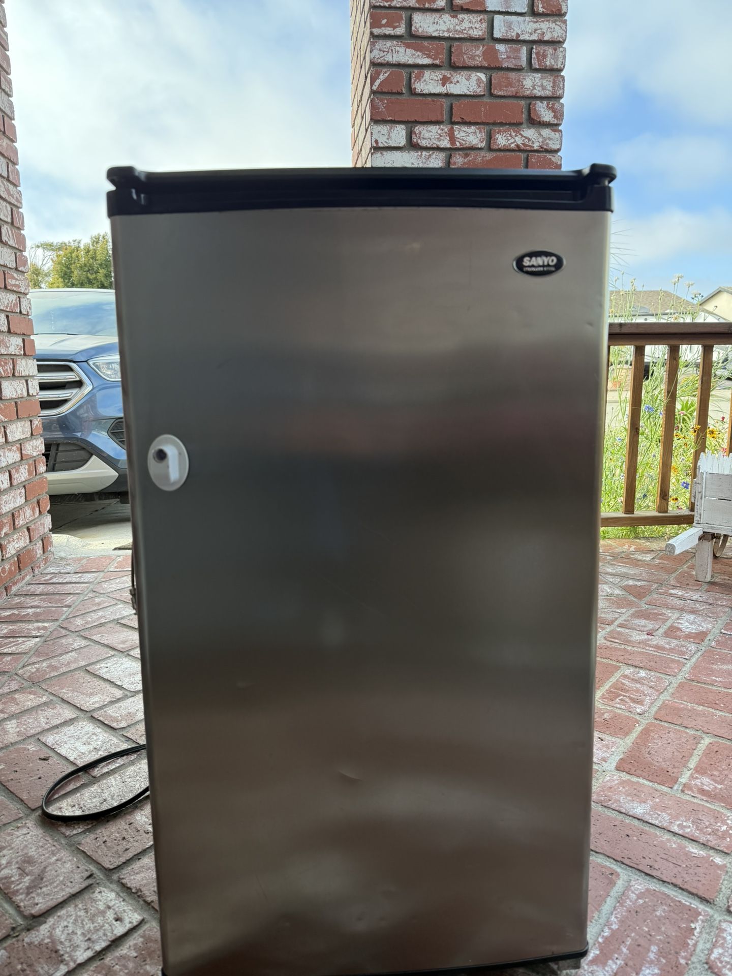 sanyo stainless steel mini fridge