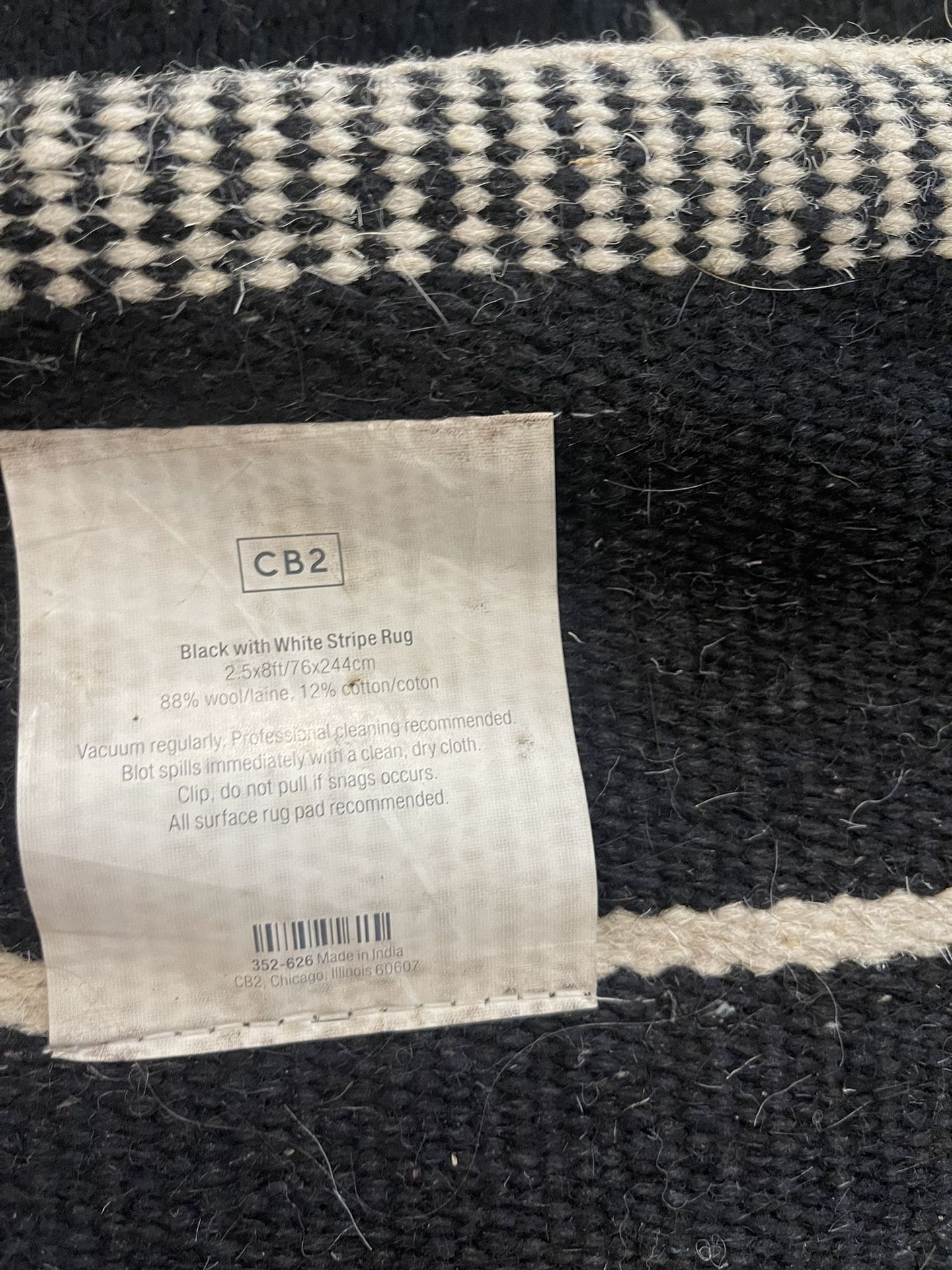 CB2 Black With White Stripe Rug Runner 2.5x8 for Sale in Miami Beach