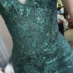 Emerald Green Prom Dress – Elegant & Eye-Catching! Size 2