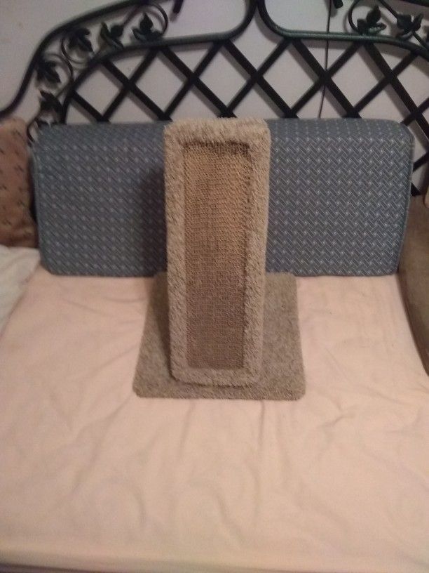 Kat Quest ๐ Scratching Post.