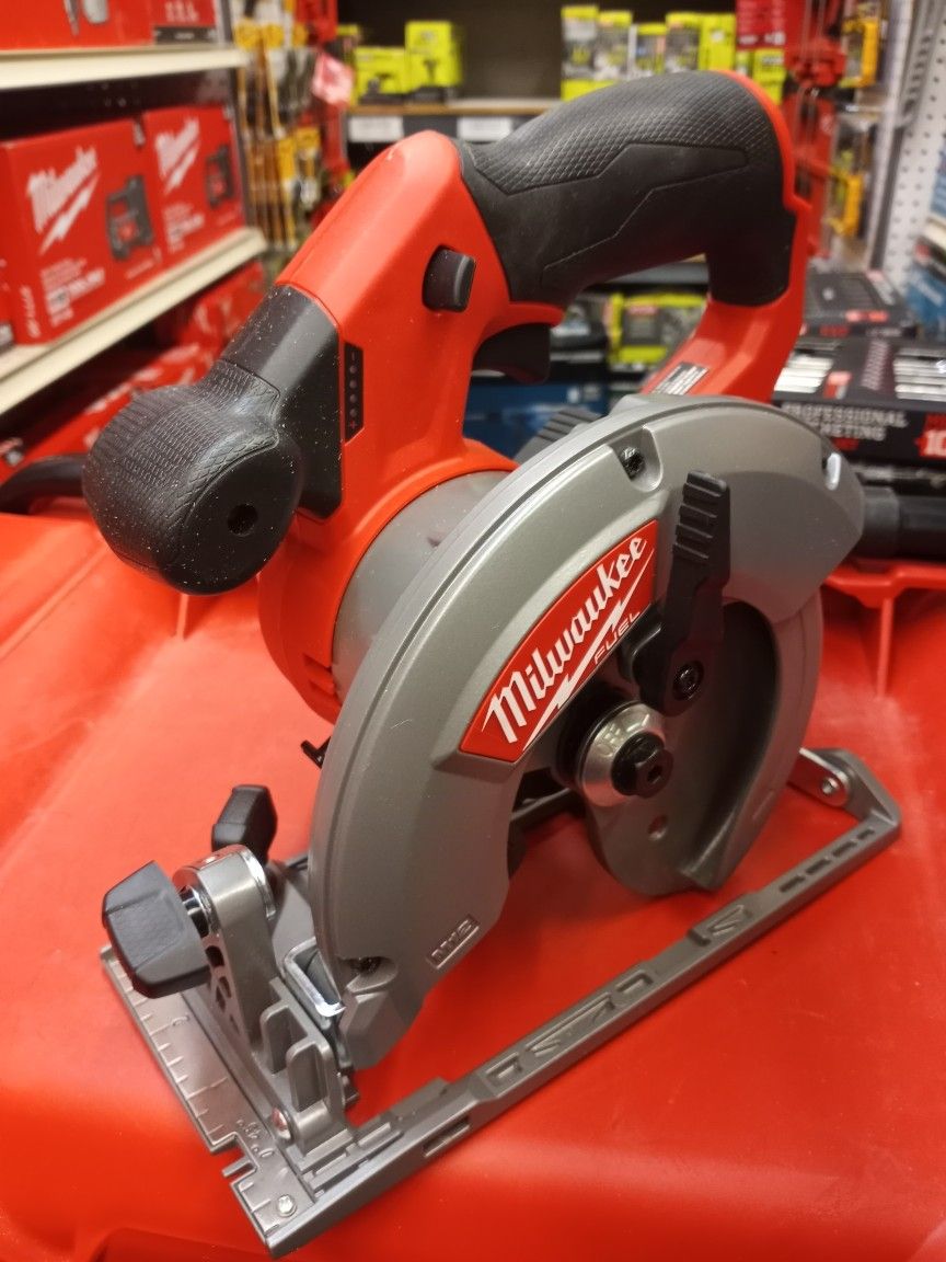MILWAUKEE M12 FUEL BRUSHLESS 5-3/8" (136MM) CIRCULAR SAW. TOOL ONLY
