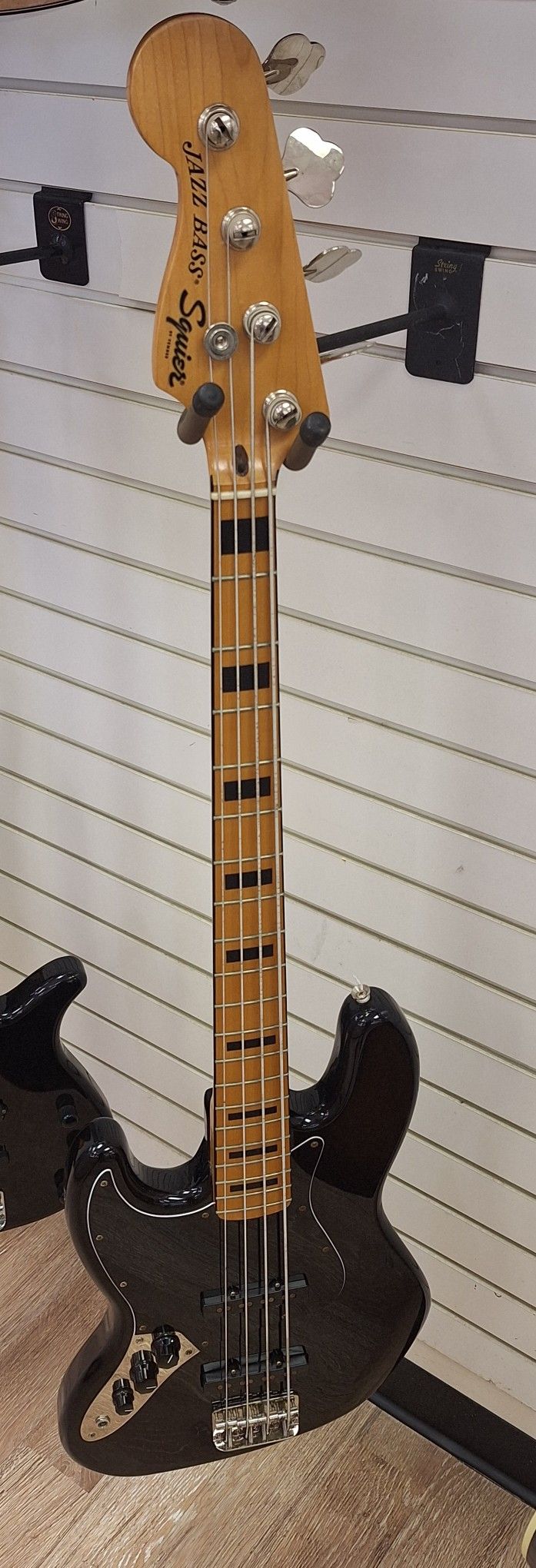 FENDER SQUIER CLASSIC VIBE BLACK BASS GUITAR