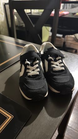 Tennis shoes