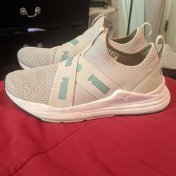 Womens Puma Sneakers size 7.5 $20 firm 