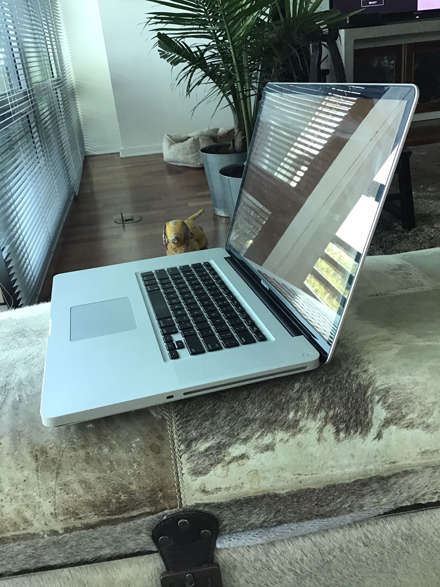 MacBook Pro 17 inch core i7 2.2 2011