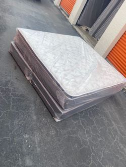 NEW KING PILLOW MATTRESS SET AND BOX SPRING-2pcs