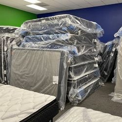 Must Go ||| Queen Size Mattress with Box Spring For Sale !!! ASAP