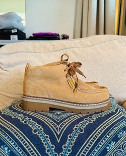 Lugs boots size 6 in women’s.