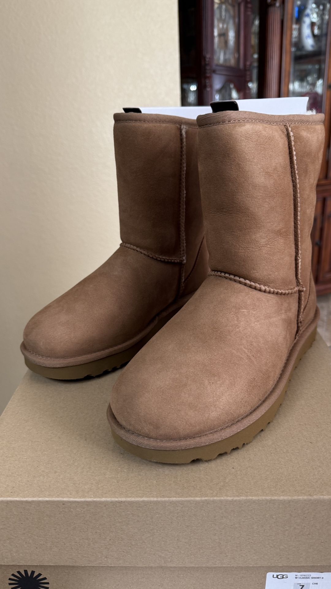Ugg women’s Classic Short II Boots chestnut sheepskin winter boots size 7-NIB