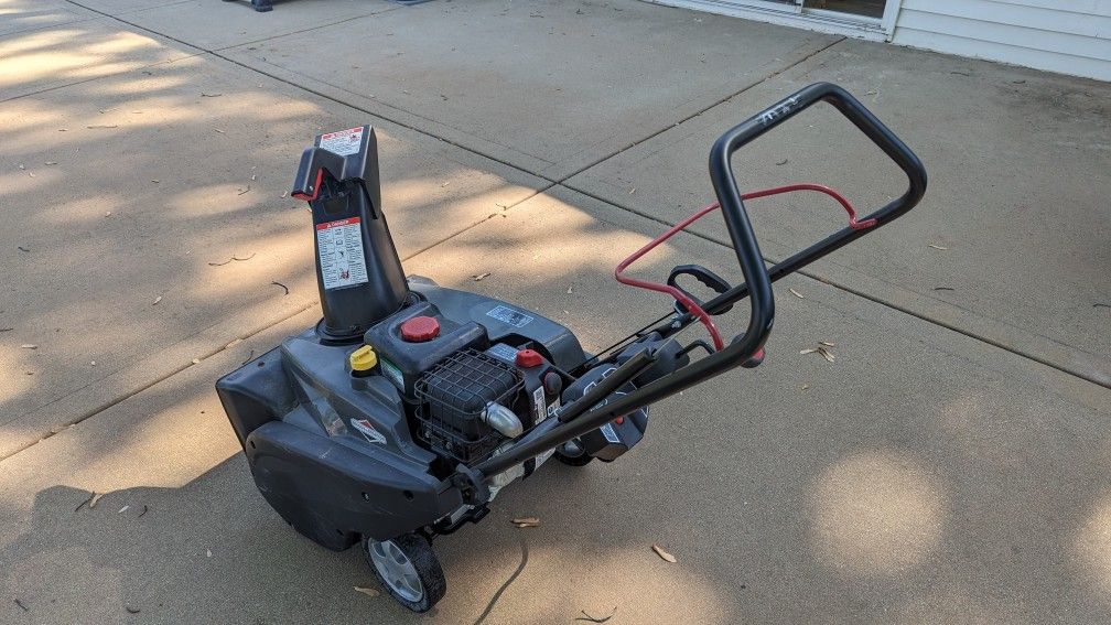 Briggs And Stratton Gas Snow Blower - Electric Start