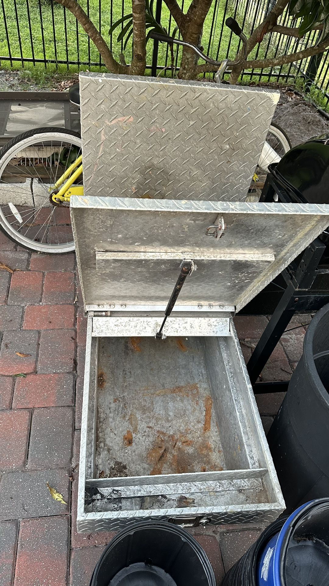 Truck tool box