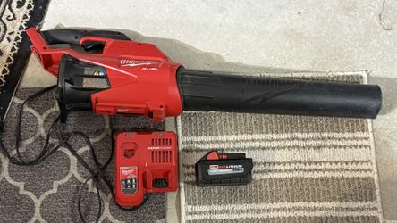 Milwaukee 724-20 18V Leaf Blower W/ (2) Optional 8ah Batteries & 12v 18v Dual Charger. 20hrs Use.