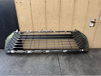 2025 2026 TOYOTA CAMRY SE/XSE FRONT GRILLE OEM USED