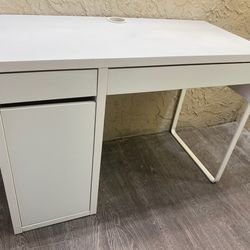 White Desk With Storage - Local Delivery Available for a Fee - See My Other Items 😀