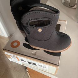 Bogs rain boots toddler size 4