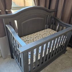 Oxford Baby London Lane 4 in 1 Convertible Crib.