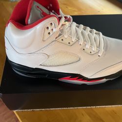 Tennis shoes