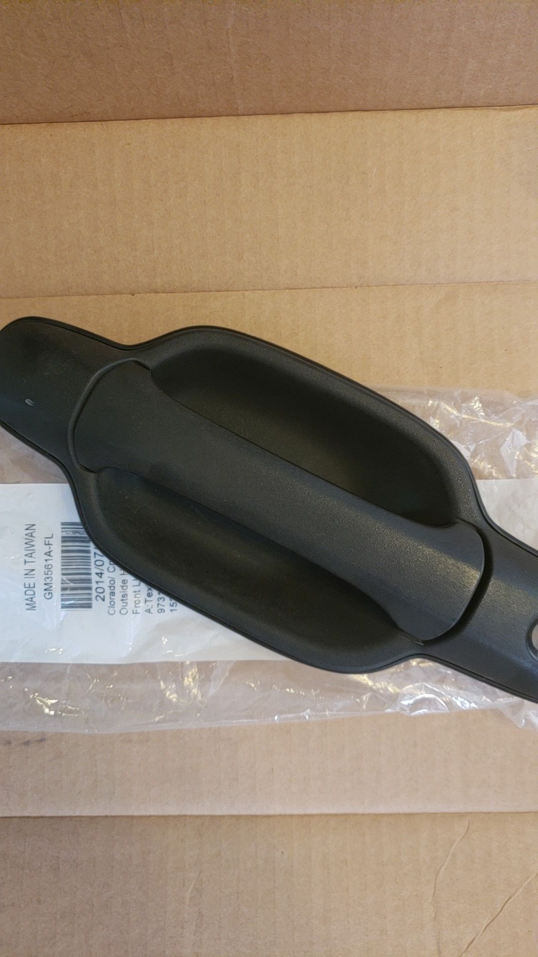 Free Chevrolet Colorado driver door handle