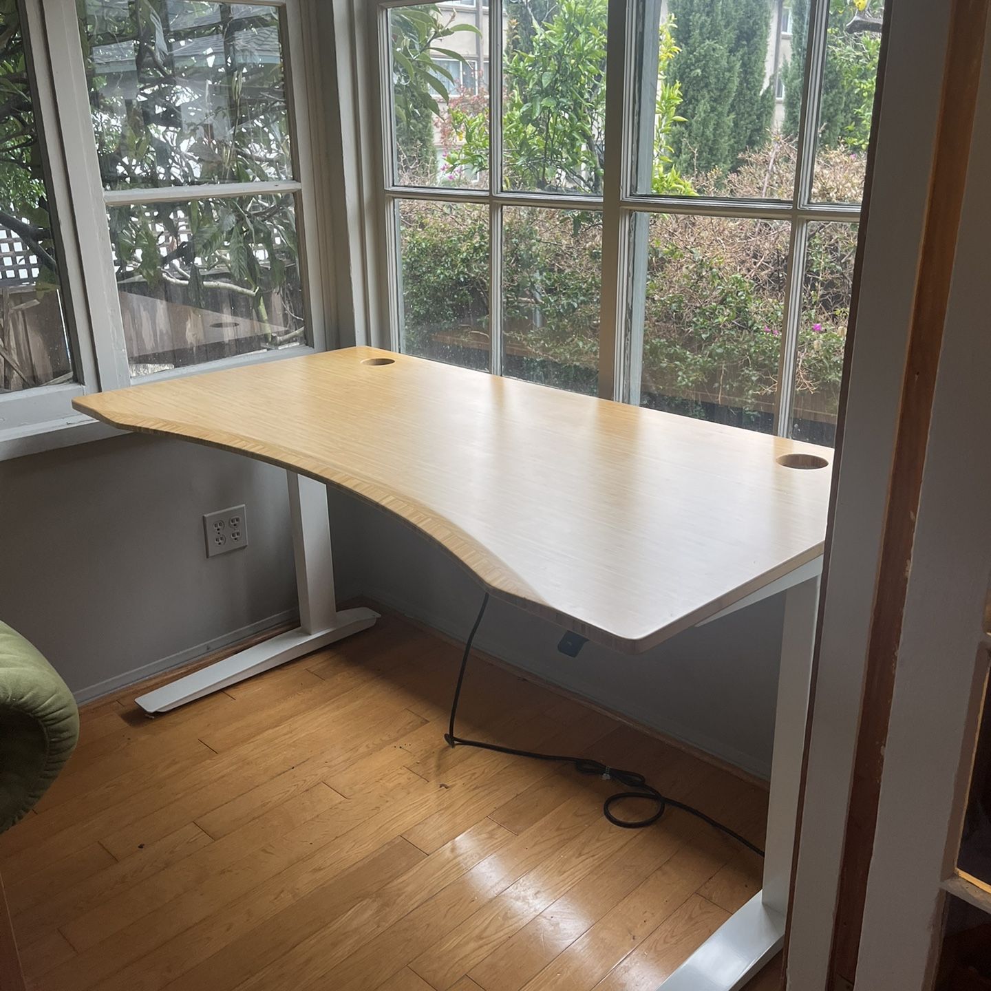 60 X 30 Uplift Adjustable Standing Desk — Originally $1048 — Perfect Condition 