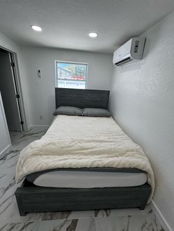 Full bed with mattress included / great condition