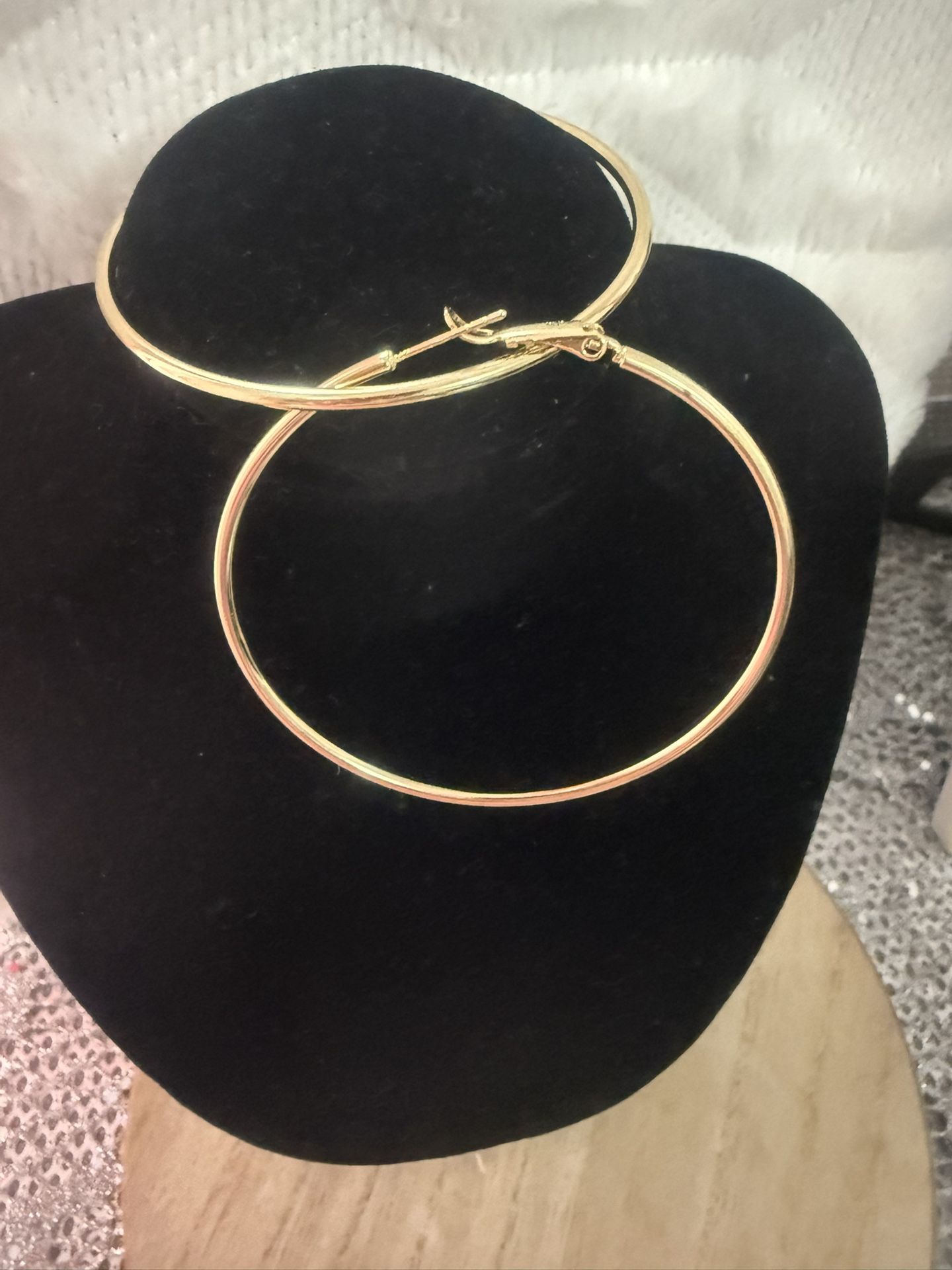 Gold plated with four layers of 14k gold, suitable for daily use, can get wet, very good quality, does not harm the skin,