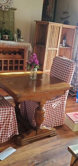 Table & Chairs