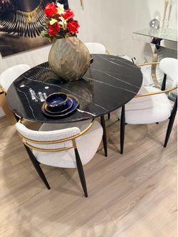 EXCELLENT CONDITION!! 47’ Round table and 4 chairs!!  LIKE NEW!!! Table is black. Chairs are