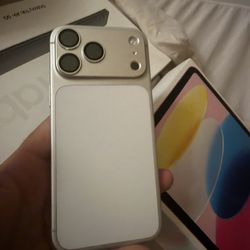 IPHONE 17 PRO MAX 256GB UNLOCKED CLEAN IMEI 🪫 HEALTH 100% 🪫 COUNT 32 USED 🔌AND PHONE NO 📦 $1,100 CASH OR BEST OFFER