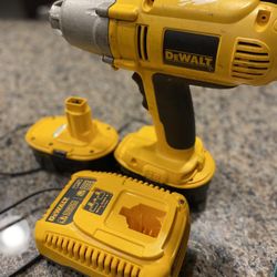 De Walt 18v Hammer Drill With Battery And Charger