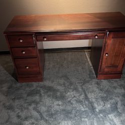 Ethan Allen Executive Solid Wood Deak