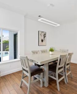 Mesa de Ashley home
