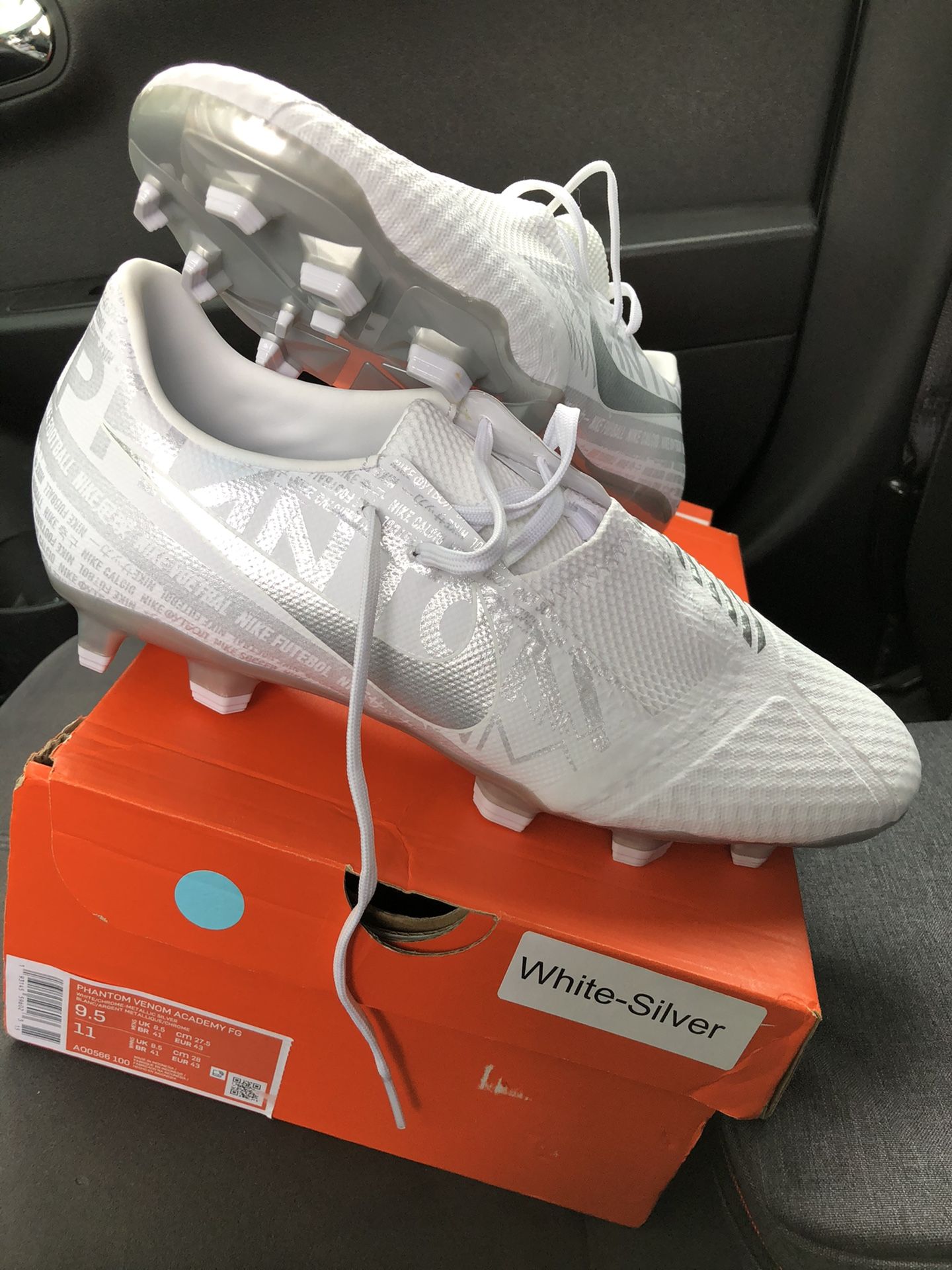 Nike Phantom Venom Academy size 9.5 soccer cleats
