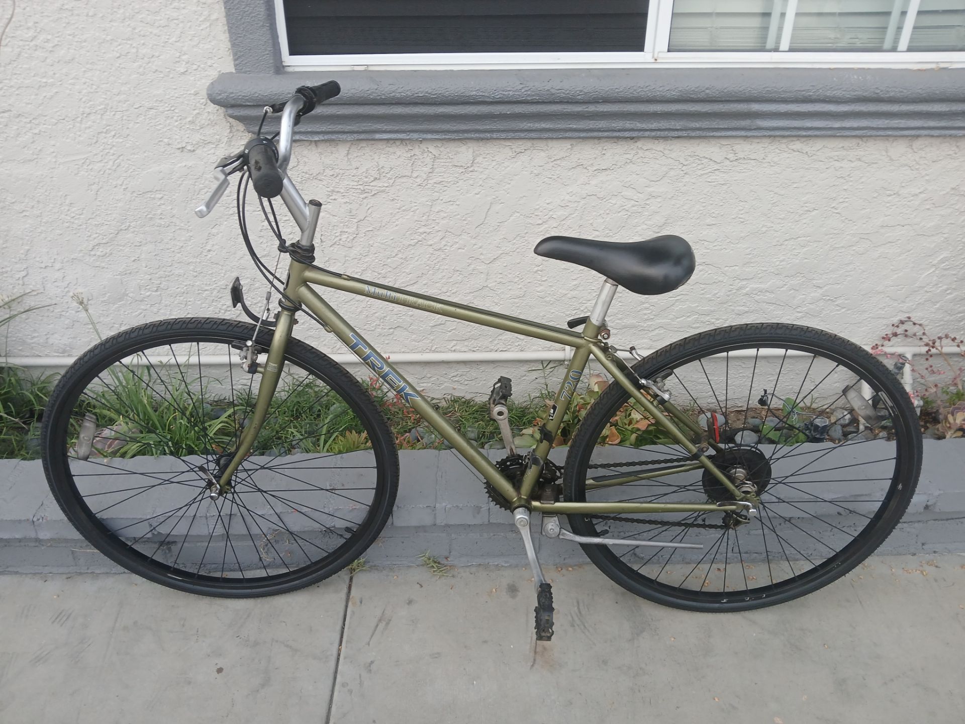 Men's 700c Trek Multitrack 720 Hybrid Bike