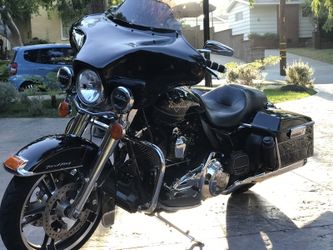 2011 Harley road king low miles only $14,500