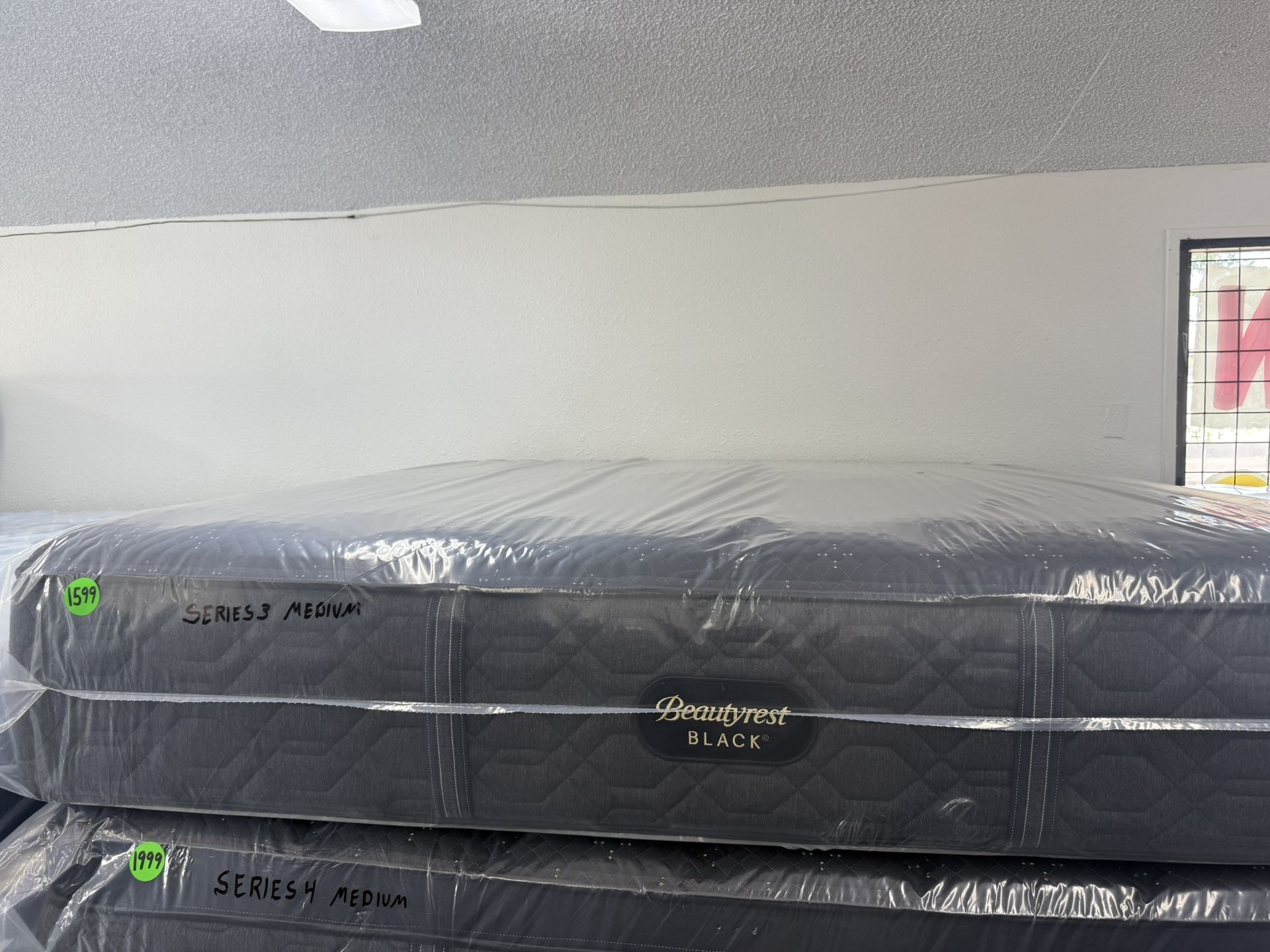 KING SIZE SIMMONS BEAUTYREST BLACK SERIES 3 (MEDIUM) MATTRESS & BOX SPRINGS BED SET
