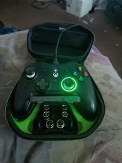 Wired Xbox One controller with weights and case and free headphones new box with instructions