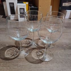 PRICE NEGOTIABLE - LIKE NEW 4 WINE GLASSES