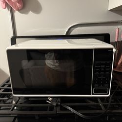 BRAND NEW Mainstays Microwave 