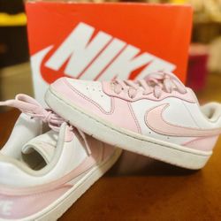 Kids Youth Nike Sneaker size 4.5