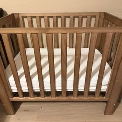 mini crib 