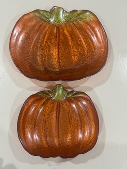Pumpkin shaped decorative plates