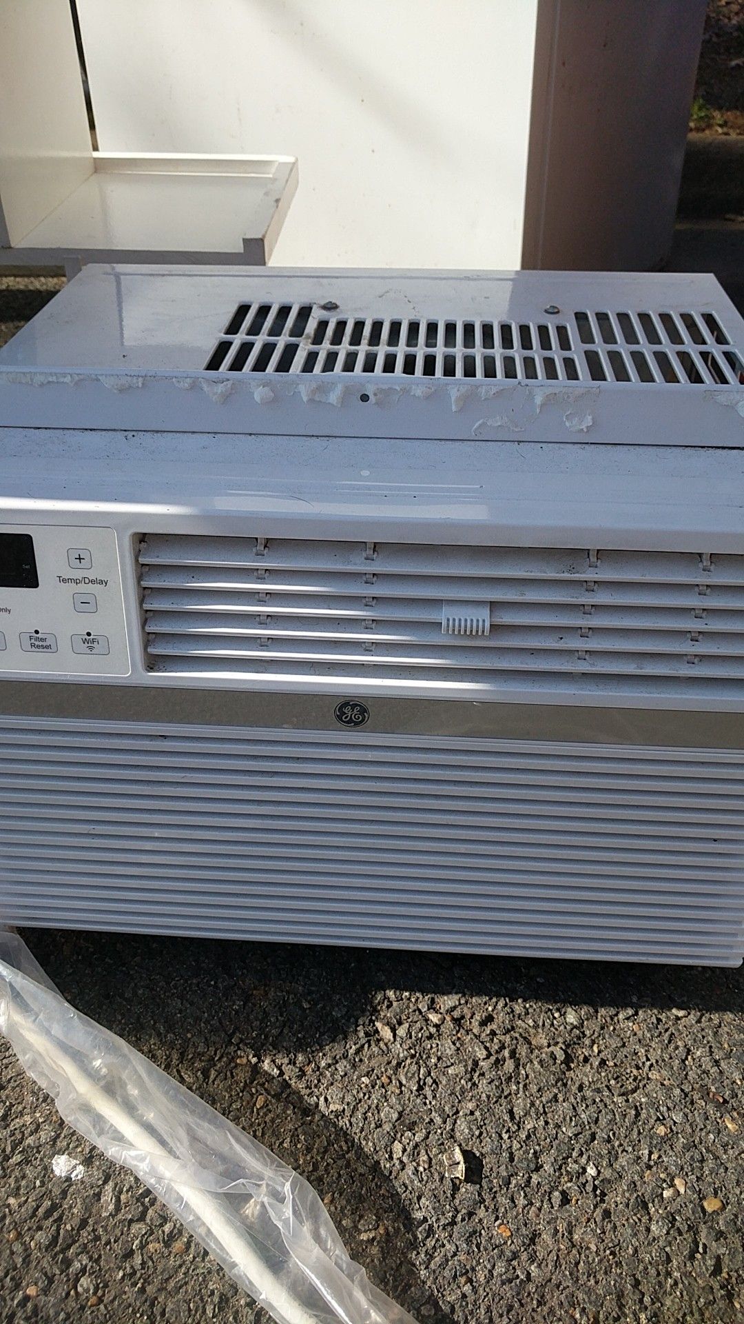 GE window air conditioner unit