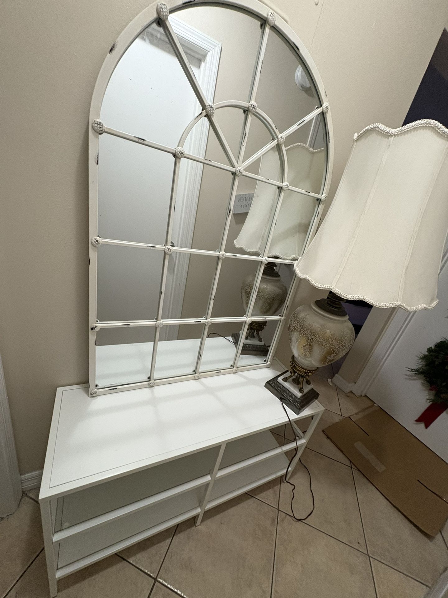 Mirror And Console Table With Lamp