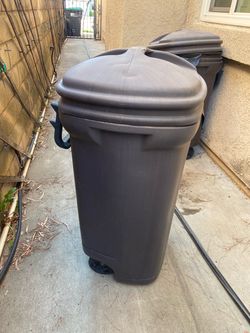 Trash can set of 2